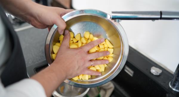 Die Kartoffeln anschließend waschen und das Wasser abgießen.