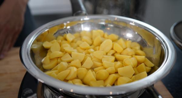 Die Kartoffeln in die Hotpan geben. Wichtig: Die Kartoffeln müssen Feuchtigkeit verlieren, damit sie goldbraun werden. Dafür nicht den Deckel auf die Hotpan legen. Die Kartoffeln bei offenen Deckel für 5 Minuten, ohne umrühren, anbraten lassen.