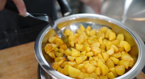 Nach 5 Minuten können die Bratkartoffeln gewendet werden. Anschließend für weitere 5 Minuten ohne Deckel braten lassen.