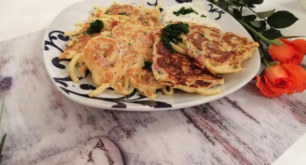 Die HotPan erneut auf das Bratfenster aufheizen. Die Teigmasse mit Hilfe von zwei Esslöffeln in mittlere Portionen in die Pfanne legen und von beiden Seiten je 3-4 Minuten bei mäßiger Hitze braten. Die Puffer warm servieren. 
Serviert werden können die Spätzle-Puffer mit einem leckeren Feldsalat und/oder mit Kräuterquark.