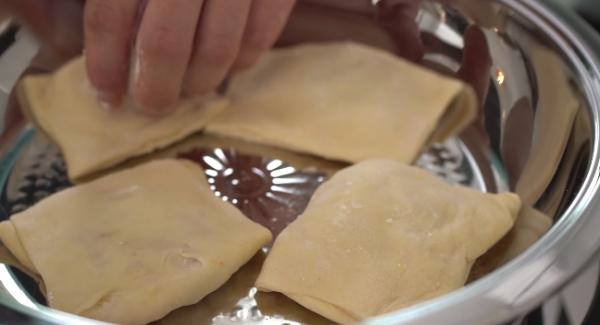 Die Pizzataschen in die Hotpan legen und circa&nbsp;für 1 Minute&nbsp;von der einen Seite braten lassen.