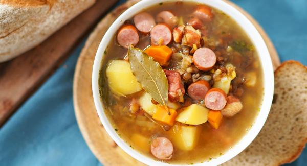 Die Linsensuppe je nach Bedarf nachwürzen. Die Linsensuppe mit Teller mit einem TL Essig verfeinern.