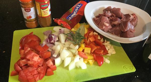 Zwiebeln und Knoblauch schälen. Zwiebeln würfeln, Knoblauch in Scheiben schneiden. Peperoni waschen, Kerne und Scheidewände entfernen und in Würfel schneiden. Stielansatz der Tomate entfernen und die Tomate in grobe Würfel schneiden. Champignons putzen, je nach Grösse halbieren, vierteln oder ganz lassen. Wirsingkohl, in ca. 1,5 cm breite Streifen schneiden, waschen und gut abtropfen lassen. Kartoffeln, waschen, schälen und in gleichmässige Würfel von ca. 1 cm schneiden.