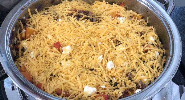 Nach Ablauf der Zeit, die 100g Fetakäse kleinmachen und drüber geben. Anschließend die 150g Cheddar Käse drüber streuen. Nach Ablauf der Zeit, die 100g Fetakäse kleinmachen und drüber geben. Anschließend die 150g Cheddar Käse drüber streuen.
