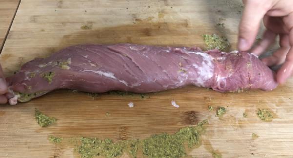 Das Schweinefilet zusammenrollen.