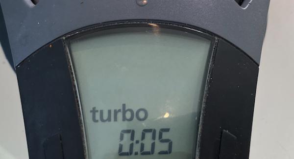 Den Topf mit dem Secuquick verschließen und den Audiotherm auf 5 Minuten einschalten und zweimal auf das Turbosymbol drehen.