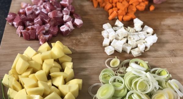 Ein Stück Lauch, ein Stück Knollensellerie, eine Möhre (Alles im Suppengrün enthalten), 300g Bauchfleisch und 500g Kartoffeln kleinschneiden.