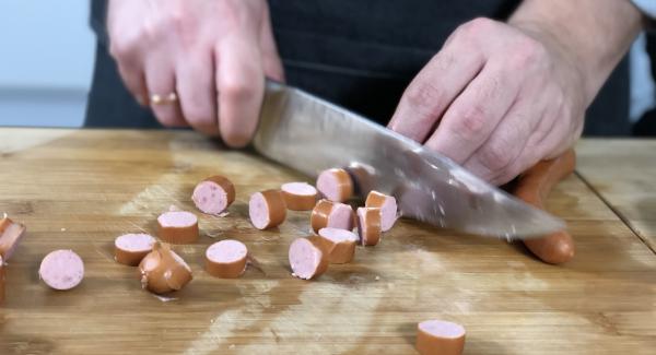 In der Zwischenzeit die 4 Wiener Würstchen in Scheiben schneiden.