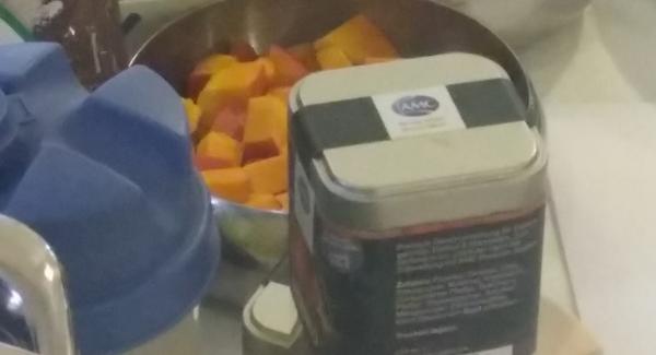Zwiebel und Knoblauch lm Quick Cut klein hacken, und in einer Sauteuse 20cm langsam glasig dünsten. Den Reis, Kürbis, Weisswein oder Gemüsebrühe und die Kokosmilch zugeben und mit dem Secuquick softline 2 Minuten auf der Softstufe garen. Wenn der Topf drucklos ist, die Butter und den Parmesan unterheben. Mit AMC Pure und Intensio abschmecken.