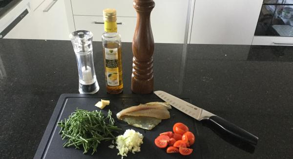 Eglifilets mit kaltem Wasser abspülen und trocken tupfen. Mit Fischgewürz würzen und mit einigen Zitroensafttropfen einreiben, auf einem Teller bereitstellen. Die Meeresspargeln putzen, verlesen und waschen, gut abtropfen lassen. Zwiebel und Knoblauch schälen und im Quick Cut fein hacken. Cherrytomaten waschen, Stielansatz ausschneiden und vierteln.