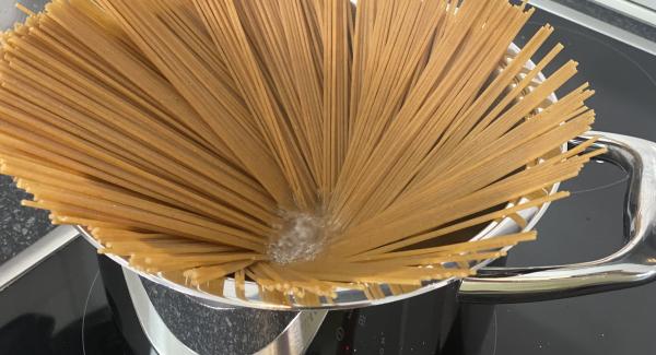 Die 400g Spaghetti in den Topf geben und ca. für 8 Minuten runterkochen lassen.