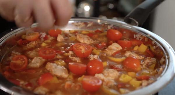 Zum Schluss die 150g Kirschtomaten obendrauf legen und alles gut mit Salz und Pfeffer würzen.