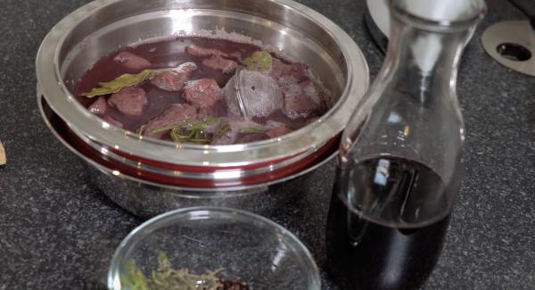 Die 1 Kg Hirschgulasch in große Würfel schneiden und in eine Schale geben. Anschließend die 400ml Rotwein, 1 Zweig Thymian, 1 Zweig Rosmarin, 3 Lorbeerblätter und 2 EL Wacholderbeeren (am besten in einem Metall-Teesieb) in die Schale geben und für mindestens 2 Stunden (besser über Nacht) im Kühlschrank stehen lassen.