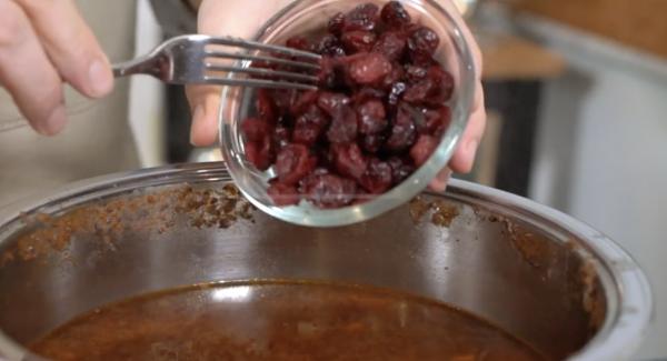 Den Topf wieder auf den Navigenio stellen und auf Stufe 6 einschalten. Anschließend die 125g Cranberries in den Topf geben und alles köcheln lassen. Gegebenenfalls nochmal alles mit Salz und Pfeffer würzen.