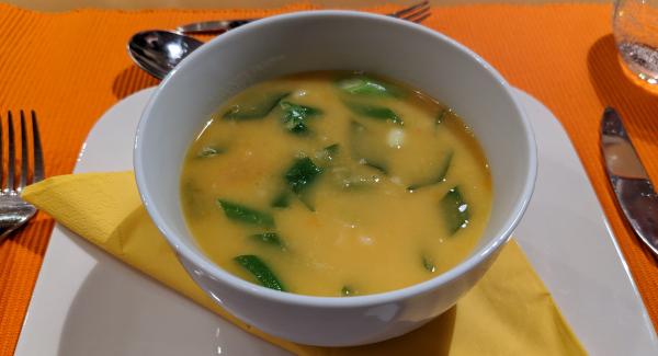 Möhren-Orangen-Suppe mit roten Linsen