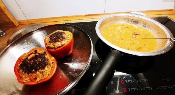 Mit Pfeffer, Salz, gekörnter Brühe und rosenscharfem Paprika abschmecken und bei kleiner Hitze unter Rühren etwas reduzieren lassen.