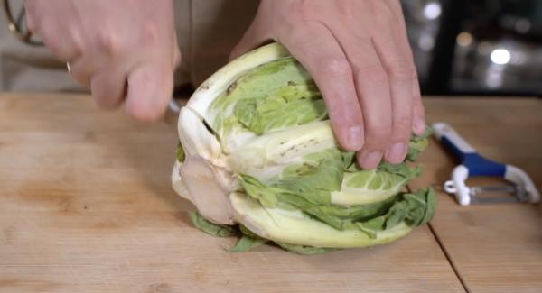 Einen Blumenkohl in röschen schneiden.