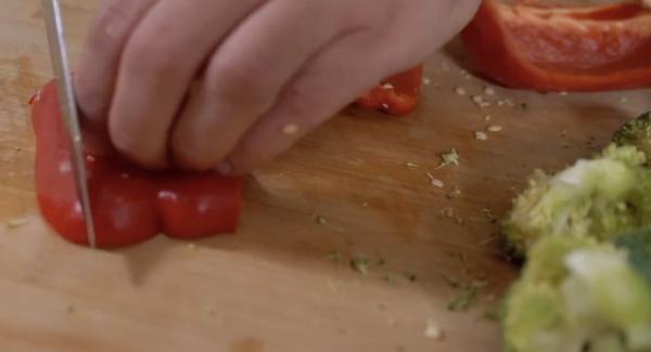 Einen Brokkoli in röschen schneiden. Dazu eine Paprika in Scheiben schneiden