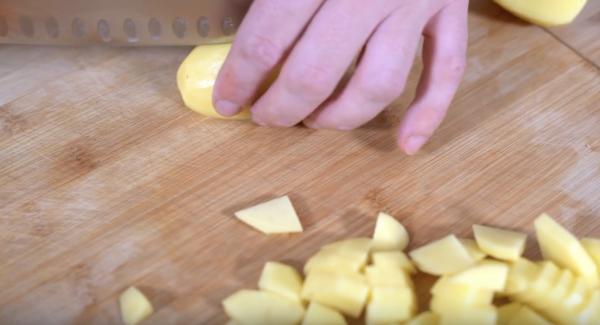 Drei Kartoffeln, zwei Möhren und eine Zwiebel klein schneiden.