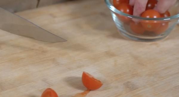 In der Zwischenzeit die 200 g Kirschtomaten halbieren.