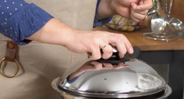 Die Hotpan mit dem Deckel verschließen.