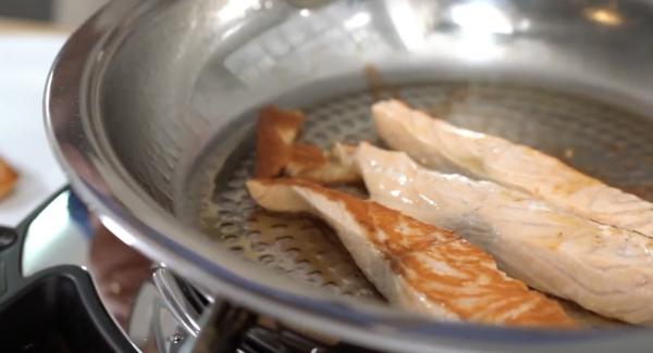 Anschließend den Lachs vorsichtig aus der Hotpan nehmen und auf einen Teller legen.