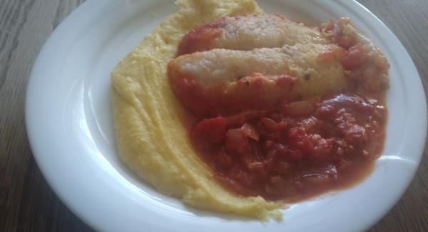 Welsfilet in Tomatensoße mit Polenta