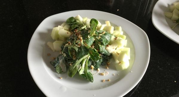 Joghurt, Salz, Pfeffer und Limettensaft in der AMC-Salatschüssel glatt rühren. Den Blattspinat und den Feldsalat unter das Joghurt-Limonen-Dressing mischen und auf 4 Teller verteilen. Melonenwürfel dazulegen und mit den gehackten Pistazienkernen  und dem Sesam bestreuen.