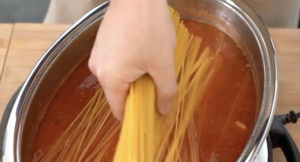 500g Spaghetti in den ovalen Bräter hineingeben und gleichmäßig verteilen.