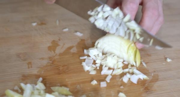 Eine Zwiebel kleinschneiden.