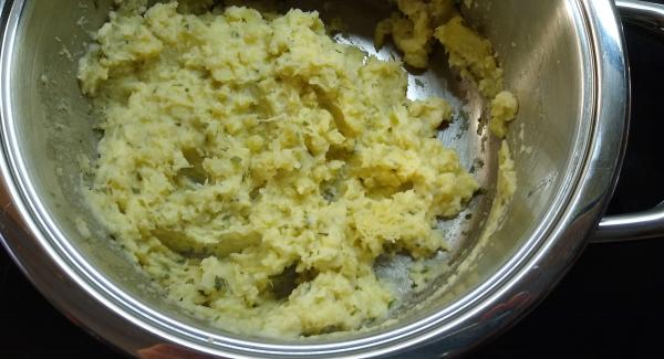 Die Kartoffeln in den Topf geben und mit einem Kartoffelstampfer zerdrücken (keinen Mixer verwenden). Dabei soviel Milch zugeben, bis die gewünschte Konsistenz hat.