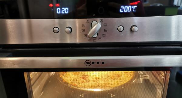 Im vorgeheiztem Backrohr (OHNE STIEHL) bei 200° C 20 min backen.