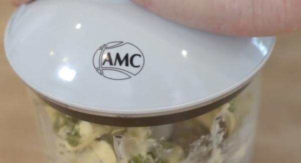 In der Zwischenzeit kann die Kräuterbutter gemacht werden. Hierzu 100g Butter, 1 Knoblauchzehe, eine handvoll Petersilie, Salz und Pfeffer in den Quickcut geben und alles kleinmachen.