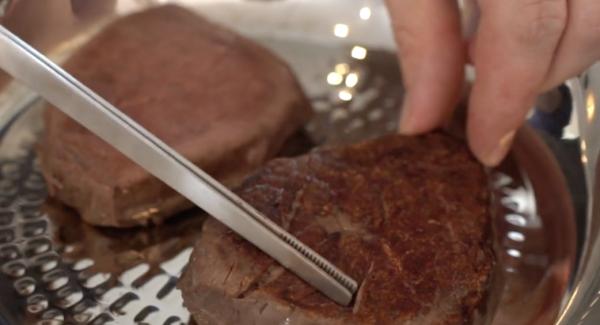 Das Fleisch in die Hotpan legen und gleichmäßig andrücken. Nach ca. 1 Minute das Fleisch wenden und für eine weitere Minute angebraten. Anschließend das Fleisch aus der Hotpan rausnehmen.