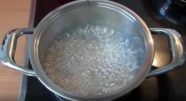 100 g Zucker und 3 EL Wasser in der Pfanne ohne Rühren aufkochen. Sobald es kocht die Hitze reduzieren und unter gelegentlichem Hin- und Herbewegen der Pfanne köcheln, bis ein hellbrauner Caramel entsteht.