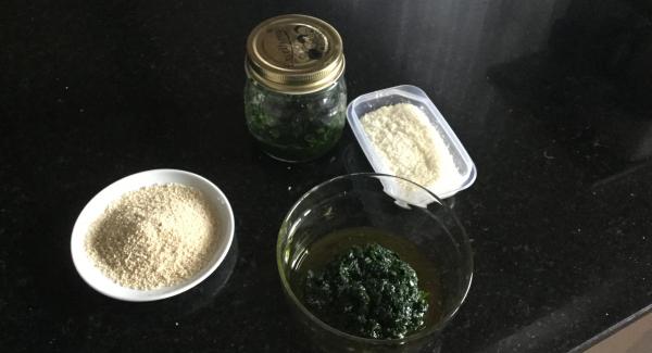 Die Bärlauchkruste zubereiten: Dazu die Bärlauchpaste, mit dem Parmesan und den Semmelbrösel  mit einer Gabel gut mischen und bereitstellen.