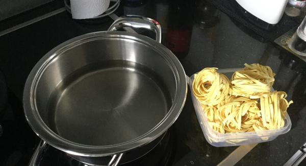 Im Topf 20 cm 3 lt 600 ml / 6 dl Wasser bei maximaler Hitze bis zum Gemüsefenster aufheizen, dann salzen und die Nudeln beigeben. Unter rühren aufkochen, Hitze zurückschalten und bei mittlerer Hitze nach Packungsanleitung al dente garen.