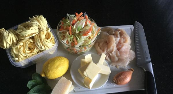 Die vorbereiteten Fischfilets quer in Streifen schneiden. Schalotte in feine Streifen schneiden. Gemüse, Butter, Zitronenschale und -saft und Gewürze bereitstellen.