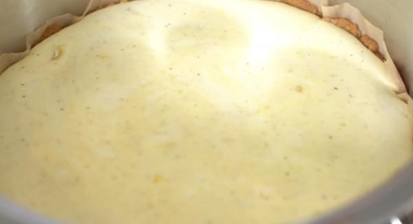 Nach den 10 Minuten Backzeit, den Käsekuchen im Topf für ca. 20 Minuten auskühlen lassen. Anschließend kann er rausgenommen werden.