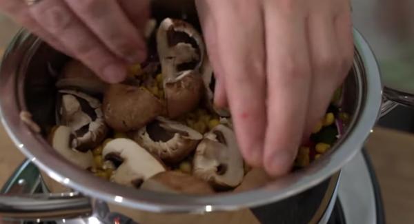 Danach den Mais (200g) und die Champignons hineingeben.