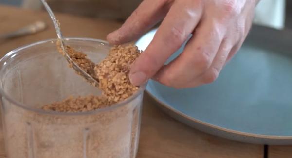 Einen Teller mit 200 ml Sonnenblumenöl füllen. Die Hähnchenbrust in die Cornflakes wälzen. Anschließend das Stück in ein bisschen Sonnenblumenöl von beiden Seiten tunken.