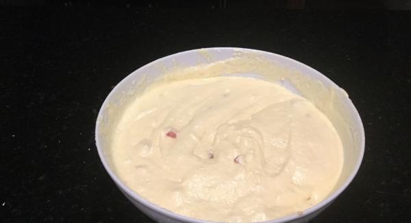 Die Butter-Quark-Masse mit dem Eischnee und den Erdbeeren vorsichtig mischen.