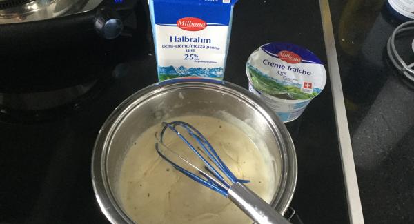 Den Halbrahm in der Sauteuse 16 cm aufkochen, Hitze reduzieren, die Crème fraîche zugeben und den halben Gemüsebouillonwürfel  in dem Rahmgemisch auflösen. Einige Minuten einköcheln lassen.