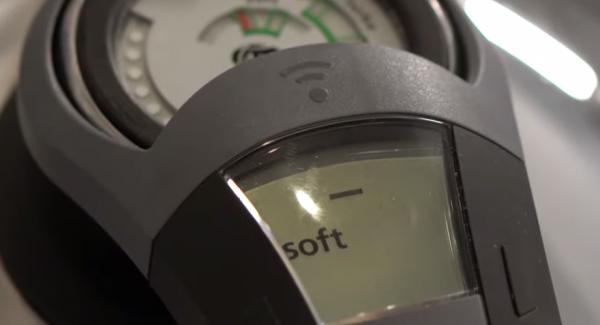 Sobald das Softsymbol erreicht ist und der Audiotherm piept, den Topf in den Servierdeckel stellen und den Navigenio komplett ausschalten. Den Topf solange stehen lassen bis sich der Secuquick öffnen lässt.
