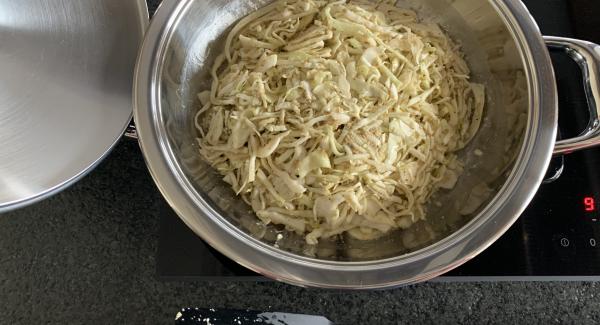 Beim erreichen des Wendepunktes die Rösti wenden. Den Deckel innen trocknen und wieder auflegen. Den Visiotherm abschrauben, damit die Feuchtigkeit weichen kann. Bei mittlerer Hitze weiter braten, je nach bedarf die Hitze erhöhen.