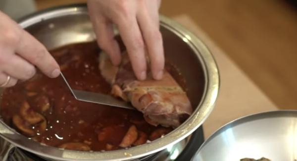 Die Lammlachse wieder in die Hotpan reinsetzen.