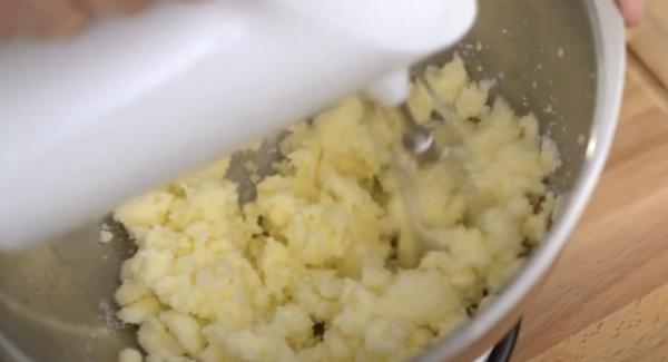 250g Butter und 150g Zucker in eine Schale geben und mit einem Handmixer schaumig schlagen.