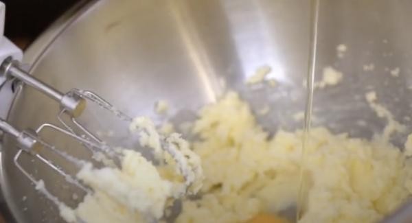 4 Eier in den Teig geben. Wichtig: immer ein Ei reingeben, dann mit dem Handmixer verrühren, anschließend das nächste Ei hineingeben.