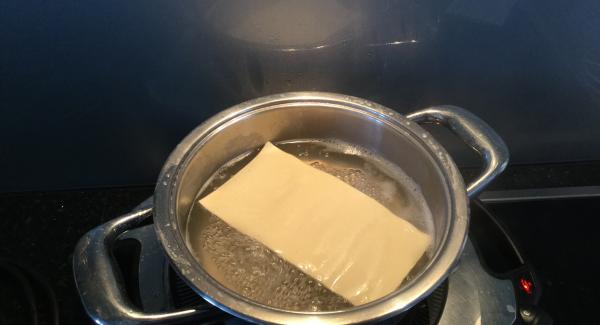 Lasagneblätter in der Einheit / Topf 20 cm 2,3 lt einzeln weichkochen.
