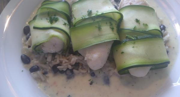 Karibische Dorade - Zuchinni - Röllchen mit Schaumweinsoße und Reis mit schwarzen Bohnen